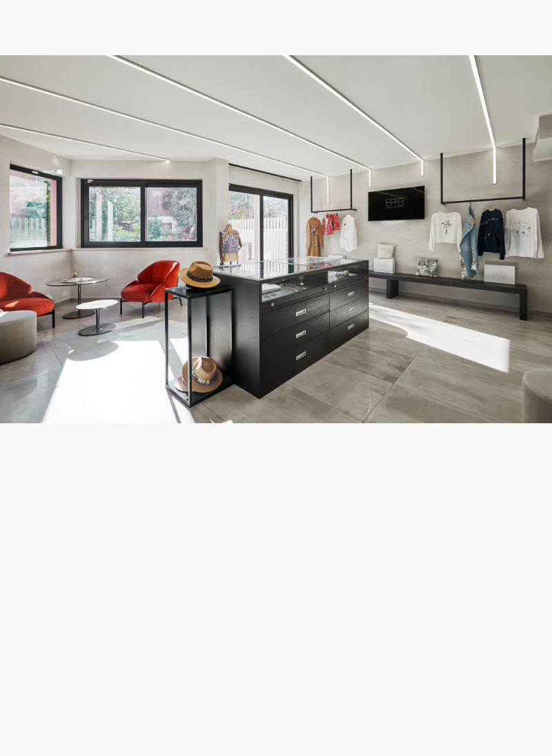Showroom partner nel centro di Latina, con abbigliamento e accessori dei brand esposti